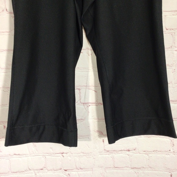Nike Dri-Fit Black and Blue Cropped Leggings - Size Medium - Picture 5 of 8